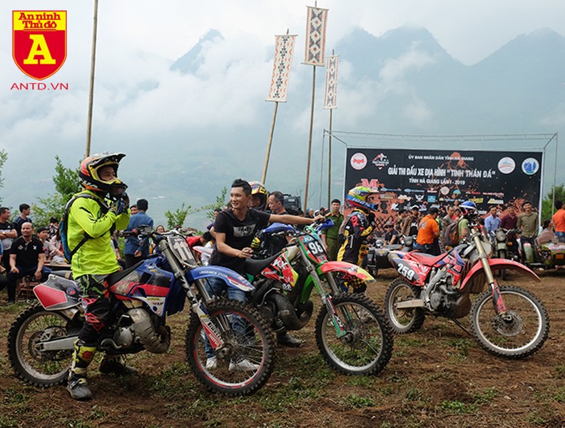 Xem những tay đua mô tô trình diễn ở Cao nguyên đá Hà Giang